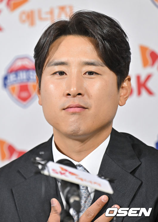 [OSEN=박준형 기자]  14일 오전 서울 종로구 대한축구협회 축구회관에서 구자철 현역 은퇴 기자회견 및 제주SK 유스 어드바이저 위촉식이 진행됐다.구자철은 2010년 제주의 준우승 전성기를 이끌었다. 그 활약을 토대로 이듬해인 2011년 독일 분데스리가에 진출해 맹활약을 펼쳤다. 2012년 런던올림픽에서는 한국 남자 축구 사상 첫 동메달이라는 쾌거를 이끌기도 했다. 2022년 다시 제주로 돌아온 구자철은 팀의 기둥 역할을 자처해왔다.구자철이 질문에 답하고 있다. 2025.01.14 / soul1014@osen.co.kr