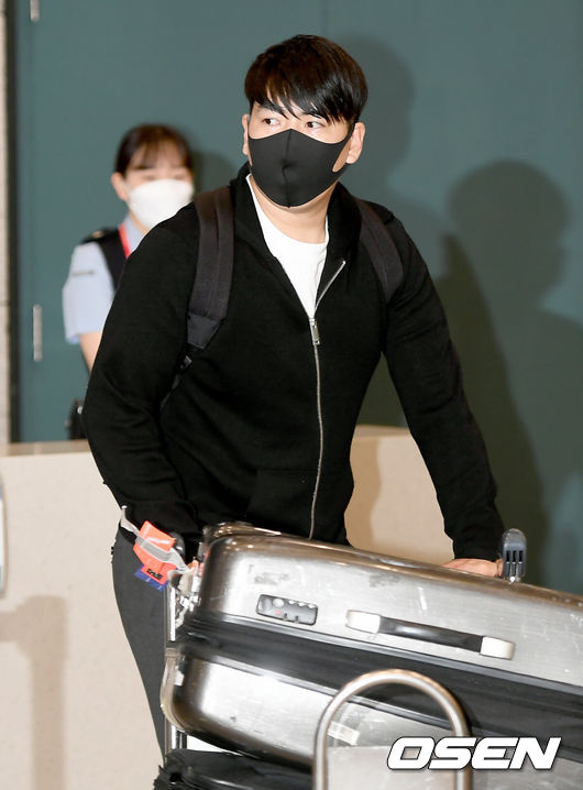 [OSEN=인천공항, 김성락 기자]5일 오후 강정호가 미국에서 인천국제공항을 통해 입국했다.과거 음주운전, 뺑소니로 ‘삼진 아웃제’가 적용된 강정호는 메이저리그 재도전을 접고 KBO리그 복귀를 희망하는 임의탈퇴 복귀 신청서를 제출했다. 지난달 25일 한국야구위원회(KBO) 상벌위원회에서 유기실격 1년, 봉사활동 300시간 징계를 받았다.강정호가 공항을 빠져나가고 있다./