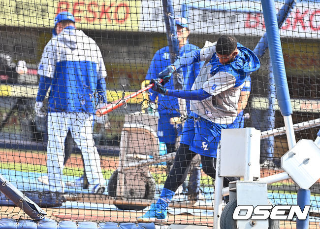 [OSEN=대구, 이석우 기자] 25일 대구삼성라이온즈파크에서 2025 신한 SOL 뱅크 KBO 리그 삼성 라이온즈와 NC 다이노스의 경기가 열린다. 홈팀 삼성은 최원태가, 방문팀 NC는 최성영이 선발 출전한다. 삼성 라이온즈 디아즈가 타격 훈련을 하고 있다. 2025.03.25 / foto0307@osen.co.kr