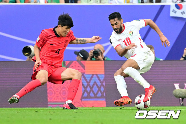 [OSEN=도하(카타르), 지형준 기자] 한국이 겨우 참사를 피했다. 종료 직전 나온 상대의 자책골에 힘입어 가까스로 무승부를 거뒀다.위르겐 클린스만감독이 이끄는 대한민국 축구대표팀은 20일 오후 8시 30분(이하 한국시간) 카타르 도하알투마마 스타디움에서 열린 요르단과 2023 아시아축구연맹(AFC) 카타르 아시안컵 조별리그 E조 2차전에서2-2로 비겼다.후반 대한민국 김민재가 요르단 알타마리를 수비하고 있다. 2024.01.20 /jpnews@osen.co.kr