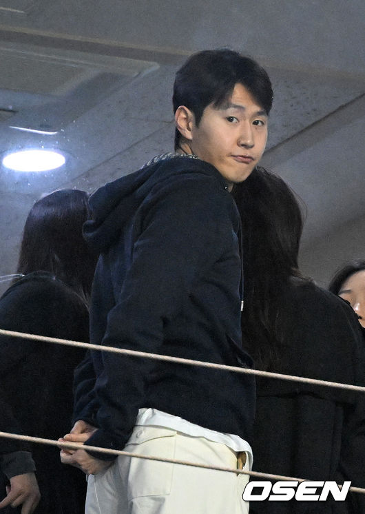 [OSEN=수원, 이대선 기자] 25일 오후 수원월드컵경기장에서 2026 국제축구연맹(FIFA) 북중미 월드컵 아시아지역 3차 예선 B조 8차전 한국과 요르단의 경기가 열렸다.현재 4승 3무(승점 15)로 무패 행진 중이지만, 아직 방심할 수 없는 상황이다. 10차전 쿠웨이트전(홈) 이전에 월드컵 본선 진출을 확정하려면 8차전 요르단전 승리 후 9차전 이라크전(원정)까지 이겨야 한다.경기에 앞서 부상으로 소집 해제된 이강인이 관중석에서 경기를 바라보고 있다. 2025.03.25 /sunday@osen.co.kr