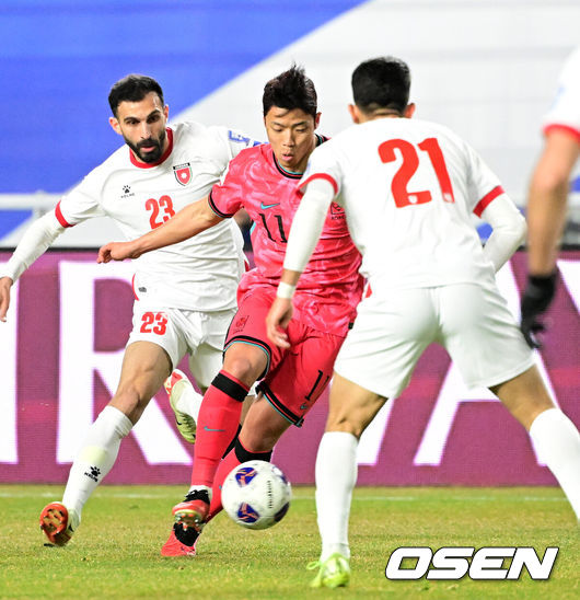 [OSEN=수원, 지형준 기자] 25일 오후 수원월드컵경기장에서 2026 국제축구연맹(FIFA) 북중미 월드컵 아시아지역 3차 예선 B조 8차전 한국과 요르단의 경기가 열렸다.현재 4승 3무(승점 15)로 무패 행진 중이지만, 아직 방심할 수 없는 상황이다. 10차전 쿠웨이트전(홈) 이전에 월드컵 본선 진출을 확정하려면 8차전 요르단전 승리 후 9차전 이라크전(원정)까지 이겨야 한다.전반 대한민국 황희찬이 드리블을 하고 있다. 2025.03.25 / jpnews@osen.co.kr