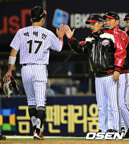 [OSEN=잠실, 김성락 기자] 프로야구 LG 트윈스가 한화 이글스를 꺾고 개막 3연승을 달렸다.LG는 25일 서울 잠실구장에서 열린 2025 KBO리그 한화경기에서 5-0으로 승리했다.경기 종료 후 LG 염경엽 감독, 박해민이 하이파이브를 하고 있다. 2025.03.25 / ksl0919@osen.co.kr
