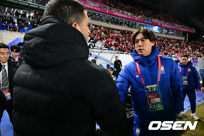 [OSEN=수원, 지형준 기자] 25일 오후 수원월드컵경기장에서 2026 국제축구연맹(FIFA) 북중미 월드컵 아시아지역 3차 예선 B조 8차전 한국과 요르단의 경기가 열렸다.현재 4승 3무(승점 15)로 무패 행진 중이지만, 아직 방심할 수 없는 상황이다. 10차전 쿠웨이트전(홈) 이전에 월드컵 본선 진출을 확정하려면 8차전 요르단전 승리 후 9차전 이라크전(원정)까지 이겨야 한다.경기에 앞서 대한민국 홍명보 감독과 요르단 자말 셀라미 감독이 인사를 나누고 있다. 2025.03.25 / jpnews@osen.co.kr