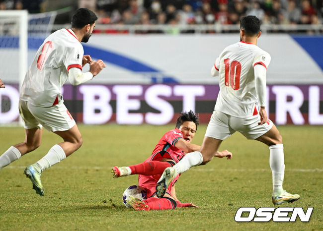 [OSEN=수원, 이대선 기자] 25일 오후 수원월드컵경기장에서 2026 국제축구연맹(FIFA) 북중미 월드컵 아시아지역 3차 예선 B조 8차전 한국과 요르단의 경기가 열렸다.현재 4승 3무(승점 15)로 무패 행진 중이지만, 아직 방심할 수 없는 상황이다. 10차전 쿠웨이트전(홈) 이전에 월드컵 본선 진출을 확정하려면 8차전 요르단전 승리 후 9차전 이라크전(원정)까지 이겨야 한다.후반 한국 이태석이 태클에 성공하고 있다. 2025.03.25 /sunday@osen.co.kr