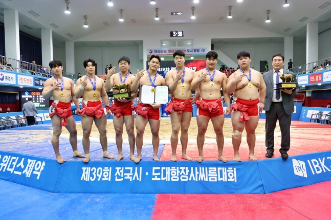 인하대가 ‘제39회 전국시·도대항장사씨름대회’에서 올 시즌 두 번째(‘25 회장기, ’25시도대항) 단체전 우승을 차지했다. / 대한씨름협회