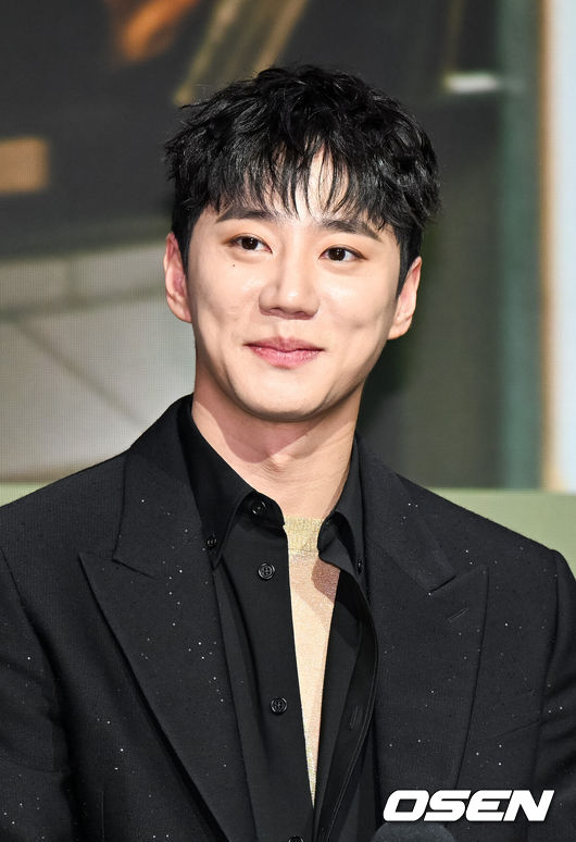 [OSEN=박준형 기자] 12일 서울 동대문 JW메리어트 동대문에서 넷플릭스(Netflix) 시리즈 ‘멜로무비’ 제작발표회가 진행됐다. ‘멜로무비’는 사랑도 하고 싶고 꿈도 이루고 싶은 애매한 청춘들이 서로를 발견하고 영감이 되어주며 각자의 트라우마를 이겨내는 이야기를 담아낸 청춘 로맨스다.배우 이준영이 미소 짓고 있다.  2025.02.12 / soul1014@osen.co.kr