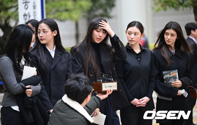 [OSEN=최규한 기자] 7일 서울 서초동 서울중앙지방법원에서 어도어가 뉴진스(NJZ) 멤버 5명을 상대로 낸 '기획사 지위보전과 광고 계약 체결 금지 가처분' 사건의 첫 심문기일이 진행됐다.이날 뉴진스(NJZ) 멤버 민지, 하니, 다니엘, 해린, 혜인 모두 직접 법원에 출석했다.뉴진스(NJZ) 멤버 하니, 민지, 혜인, 해린, 다니엘(왼쪽부터)가 법원을 나서며 취재진에게 입장을 전하고 있다. 2025.03.07 / dreamer@osen.co.kr