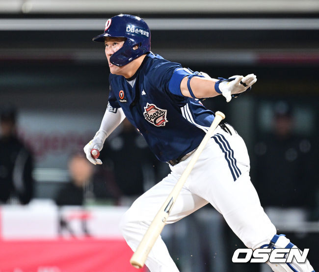 [OSEN=수원, 최규한 기자] 26일 오후 경기도 수원 KT위즈파크에서 ‘2025 신한 SOL Bank KBO리그’ KT 위즈와 두산 베어스의 경기가 열렸다.홈팀 KT는 소형준, 방문팀 두산은 최승용을 선발로 내세웠다.6회초 1사 1, 3루 상황 두산 양석환이 역전 1타점 내야 안타를 날리고 있다. 2025.03.26 / dreamer@osen.co.kr