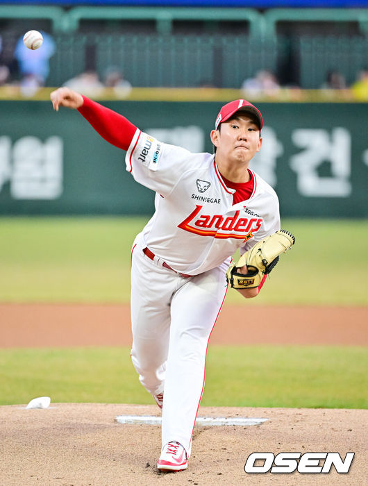 [OSEN=인천, 박준형 기자] 26일 오후 인천 SSG 랜더스 필드에서 ‘2025 신한 SOL BANK KBO리그’ SSG 랜더스와 롯데 자이언츠의 경기가 진행됐다.이날 SSG은 송영진을, 롯데는 김진욱을 선발투수로 내세웠다. 1회초 SSG 선발투수 송영진이 역투하고 있다.  2025.03.26 / soul1014@osen.co.kr