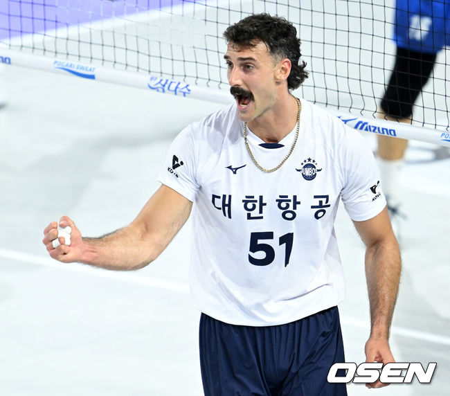 [OSEN=인천, 이대선 기자] 13일 오후 인천 계양체육관에서 2024-25 도드람 V리그 남자부 대한항공과 한국전력의 경기가 열렸다.대한항공은 요스바니가 무릎 부상으로 뛸 수 없게 되자 교체 선수로 러셀을 긴급 수혈했다. 카일 러셀은 자신이 몸담았던 한국전력을 상대로 V리그 복귀 신고식을 치를 전망이다.1세트 대항항공 러셀이 득점에 환호하고 있다. 2025.03.13 /sunday@osen.co.kr
