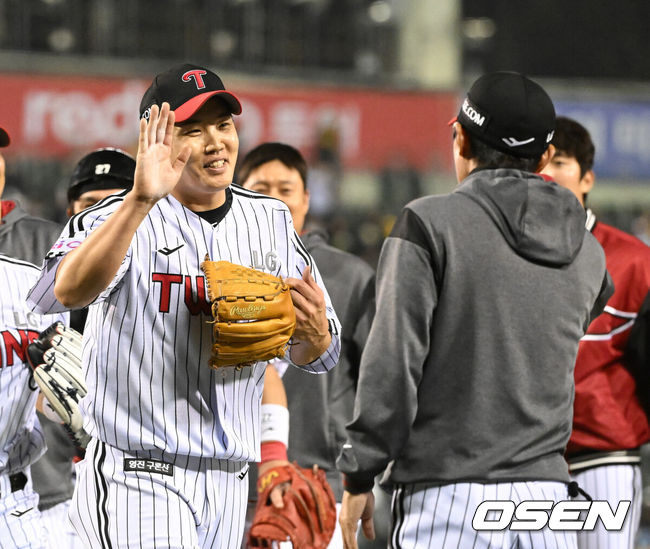 [OSEN=잠실, 이대선 기자] 프로야구 LG 트윈스 투수 임찬규가 데뷔 첫 완봉승을 거뒀다.LG는 26일 서울 잠실구장에서 열린 2025 KBO리그 한화와경기에서 4-0으로 승리했다.LG 선발투수 임찬규는 2피안타 2볼넷 5탈삼진 무실점으로 완봉승을 장식했다.8회까지 87개를 던지며 무실점을 이어간 임찬규는 9회에도 마운드에 올랐다. 첫 타자 김태연을 초구에 3루수 땅볼로 아웃을 잡았다. 문현빈을 97구째 투수 직선타로 잡아냈다.플로리얼을 상대로 투수 땅볼로 처리하며 완봉승에 성공했다.경기 종료 후 완봉승을 거둔 LG 임찬규가 염경엽 감독과 기쁨을 나누고 있다. 2025.03.26 /sunday@osen.co.kr