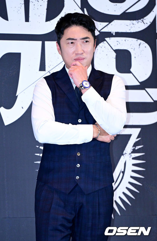 [OSEN=최규한 기자] 12일 오후 서울 성수동 메가박스성수에서 웨이브 오리지널 '피의 게임 시즌3' 제작발표회가 열렸다.'피의 게임'은생존 지능 최강자들의 극한 생존 게임을 다룬 서바이벌 예능이다.지난 2021년 첫 시즌을 시작해 시즌2까지 호평받은 가운데, 새 시즌인 시즌3에서는 '서바이벌 올스타전'을 표방하며 서바이벌 예능 레전드 플레이어들을 한 자리에 모았다.방송인 장동민이 포토타임을 하고 있다. 2024.11.12 / dreamer@osen.co.kr