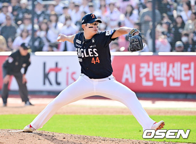 [OSEN=수원, 박준형 기자] 22일 수원KT위즈파크에서 ‘2025 신한 SOL BANK KBO리그’ KT 위즈와 한화 이글스의 개막경기가 진행됐다.이날 홈팀 KT는 헤이수스를, 어웨이팀 한화는 폰세를 선발투수로 내세웠다. 7회말 한화 김서현 투수가 역투하고 있다. 2025.03.22 / soul1014@osen.co.kr