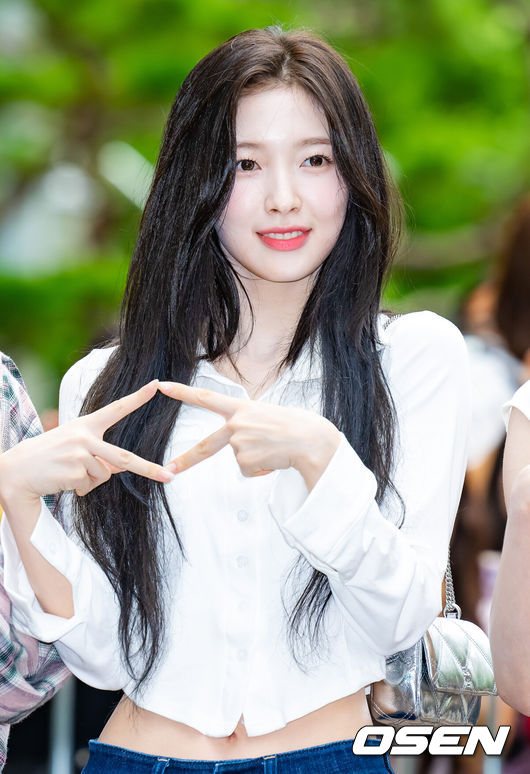 [OSEN=민경훈 기자] 6일 오전 서울 KBS 여의도 신관에서 KBS '뮤직뱅크' 리허설이 진행됐다.이날 ‘뮤직뱅크’는 ARrC,BOYNEXTDOOR,DAY6,DRIPPIN,LE SSERAFIM,Loossemble (루셈블),NMIXX,NOWADAYS,RESCENE (리센느),xikers(싸이커스),YOUNG POSSE (영파씨),ZEROBASEONE,방예담,백현 (BAEKHYUN),예린(YERIN),오마이걸 (OH MY GIRL),원위(ONEWE),윤하,쯔위(TWICE)가 출연한다.그룹 오마이걸 아린이 입장하며 포즈를 취하고 있다. 2024.09.06 /rumi@osen.co.kr