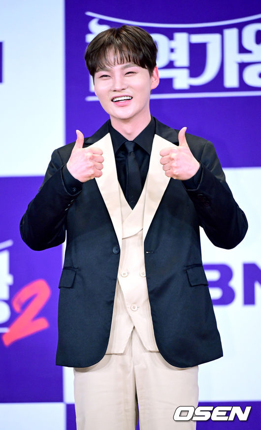 [OSEN=최규한 기자] 12일 오후 서울 상암동 누리꿈스퀘어 비즈니스타워에서 MBN '현역가왕2' 종영기념 기자간담회가 열렸다.'현역가왕2’는 박서진이 총점4574점을 기록하며 최종 우승을 차지했다. 이어 진해성-에녹-신승태-김준수-최수호-강문경이 차례로 톱7을 완성했다.가수 박서진이 포토타임을 하고 있다. 2025.03.12 / dreamer@osen.co.kr