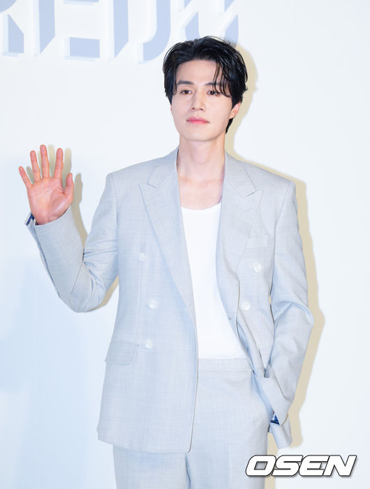 [OSEN=김성락 기자] 26일 오후 서울 성수동 XYZ SEOUL에서 한 뷰티브랜드의 신제품 출시 기념 팝업 포토월 행사가 열렸다. 이날 행사에는 걸그룹 미야오, 레드벨벳 슬기, 빈지노, 코드 쿤스트 모델 홍태준, 곽지영&김원중 부부, 배우 변요한, 남윤수, 원지안, 로운, 이동욱, 배두나가 참석했다. 배우 이동욱이 포즈를 취하고 있다. 2025.03.26 / ksl0919@osen.co.kr