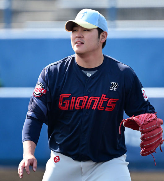 [OSEN=미야자키(일본), 지형준 기자]23일 일본 미야자키현 니치난시 난고스타디움에서 롯데 자이언츠와 일본프로야구 세이부 라이온스의 연습경기가 열렸다.롯데는 지난 20일을 마지막으로 대만 타이난 1차 스프링캠프를 마무리 지었다. 22일 일본 미야자키로 이동한 롯데는 구춘 미야자키 베이스볼 게임즈 리그에 참가한다. 구춘리그에서는 지바 롯데 마린스, 세이부 라이온즈, 소프트뱅크 호크스, 오릭스 버팔로즈 등 일본프로야구(NPB) 구단들, 그리고 KBO리그 두산 베어스 등과 총 5경기를 치른다. 아울러 자매구단인 지바 롯데와의 교류전도 1경기 치른다. 미야자키에서 총 6차례의 실전 경기를 치르고 귀국해 시범경기와 정규시즌을 준비한다.3회말 롯데 한현희가 세이부 무라타에 역전 스리런포를 허용하며 아쉬워하고 있다. 2025.02.23 /jpnews@osen.co.kr
