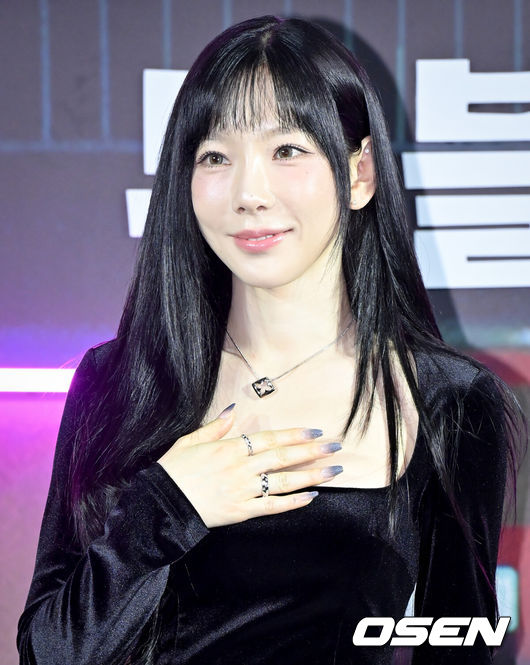 [OSEN=조은정 기자]’넷플릭스(Netflix) 예능‘좀비버스: 뉴 블러드’ 제작발표회가 14일 서울 용산구 CGV용산아이파크몰에서 열렸다.이날 제작발표회에는 박진경 PD, 문상돈 PD, 노홍철, 이시영, 조세호, 태연, 육성재, 딘딘, 코드 쿤스트, 권은비, 파트리샤, 김선태, 안드레 러시가 참석했다.태연이 포즈를 취하고 있다. 2024.11.14 /cej@osen.co.kr
