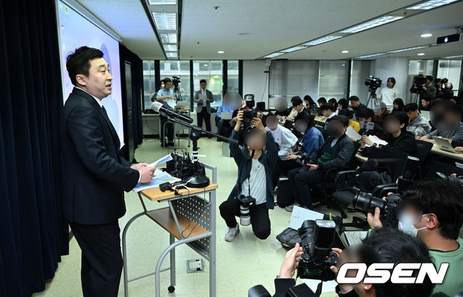 [OSEN=이대선 기자] 27일 서울 스페이스쉐어 강남역센터에서 고(故) 김새론 유족 법률대리인 기자회견이 열렸다.배우 고(故) 김새론 유족 법률대리인인 법무법인 부유 부지석 변호사는 “김수현이 김새론과 미성년자 당시부터 교제했다는 사실 입증 자료를 공개하겠다”며 “유족에 관한 무분별한 허위사실 유포 법정대응 관련해서도 밝힐 것”이라고 밝혔다.배우 고(故) 김새론 유족 법률대리인인 법무법인 부유 부지석 변호사가 기자회견을 하고 있다. 2025.03.27 / sunday@osen.co.kr