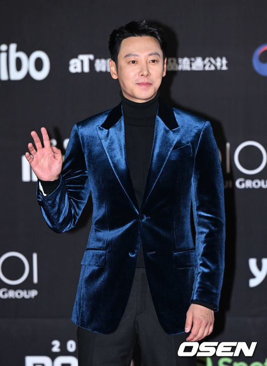 [OSEN=오사카(일본), 이대선 기자] 30일 오후(현지시간) 일본 교세라 돔 오사카에서 ‘2022 MAMA AWARDS’ 레드카펫 행사가 진행됐다.배우 김동욱이 포즈를 취하고 있다. 2022.11.30 /sunday@osen.co.kr