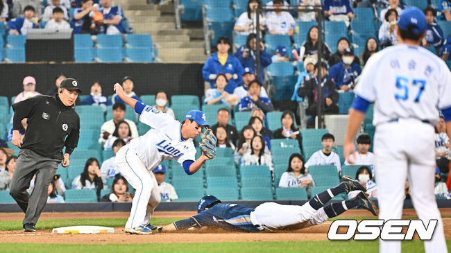 [OSEN=대구, 이석우 기자] 26일 대구삼성라이온즈파크에서 2025 신한 SOL 뱅크 KBO 리그 삼성 라이온즈와 NC 다이노스의 경기가 열렸다. 홈팀 삼성은 이승현이, 방문팀 NC는 신민혁이 선발 출전했다. NC 다이노스 박민우가 2회초 1사 2루 김주원 타석때 2루 도루에 이어 3루 도루까지 성공하고 있다. 2025.03.26 / foto0307@osen.co.kr