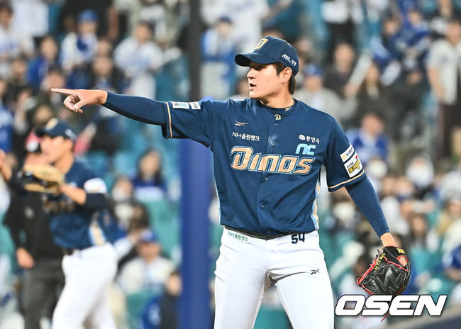 [OSEN=대구, 이석우 기자] 26일 대구삼성라이온즈파크에서 2025 신한 SOL 뱅크 KBO 리그 삼성 라이온즈와 NC 다이노스의 경기가 열렸다. 홈팀 삼성은 이승현이, 방문팀 NC는 신민혁이 선발 출전했다. NC 다이노스 김진호가 7회말 2사 삼성 라이온즈 김지찬의 포수 스트라이크 낫 아웃때 볼 위치를 가리키고 있다. 2025.03.26 / foto0307@osen.co.kr