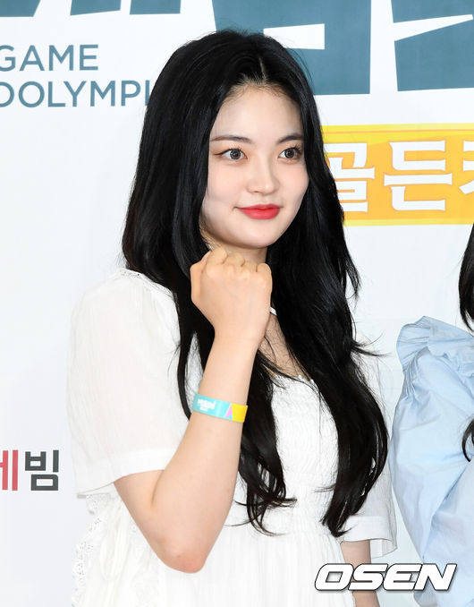 [OSEN=이대선 기자] 17일 오전 서울 OGN e스타디움에서 CJ ENM 게임채널 OGN 예능프로그램 ‘게임돌림픽 2019 : 골든카드’ 레드카펫 행사가 열렸다.걸그룹 다이아 솜이가 포토타임을 갖고 있다. /sunday@osen.co.kr
