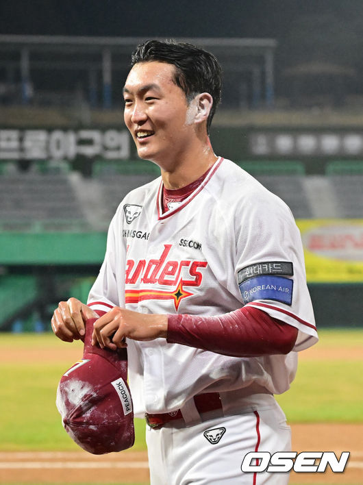 [OSEN=인천, 김성락 기자] 프로야구 SSG 랜더스가 위닝시리즈로 주중 3연전 마지막을 장식했다.SSG는 27일 인천 SSG랜더스필드에서 열린 ‘2025 신한은행 SOL Bank KBO리그’ 롯데 자이언츠와의 경기에서 5-2로 승리했다. 최근 2연승을 질주하며 주중 3연전 위닝시리즈를 챙겼다.경기 종료 후 SSG 김건우가 동료들의 축하를 받은 뒤 기뻐하고 있다. 2025.03.27 / ksl0919@osen.co.kr
