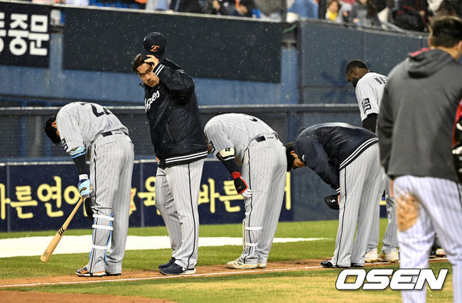 [OSEN=잠실, 이대선 기자] 프로야구LG 트윈스가 개막 5연승을 질주했다. 한화 이글스는 개막전 승리 후 4연패에 빠졌다.LG는27일 서울 잠실구장에서 열린 2025 KBO리그 한화와 경기에서 2-1로 승리했다. 0-0으로 팽팽한 8회 2사 만루에서 김현수가 결승 2타점 적시타를 터뜨렸다.경기 종료 후 한화 류현진이 LG 선수들을 향해 인사를 하고 있다. 2025.03.27 /sunday@osen.co.kr