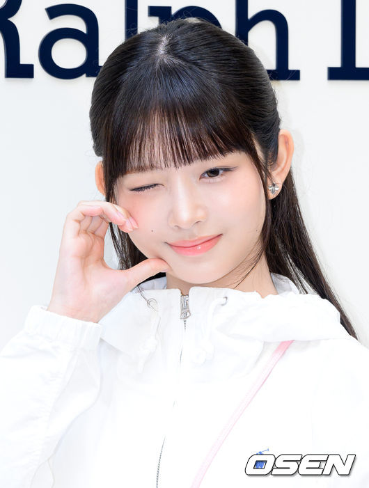 [OSEN=이대선 기자] 26일 서울 사운즈 한남에서 패션 브랜드의 여성 스토어 오픈 기념 이벤트 포토콜이 열렸다.이날 행사에는 에스파 윈터, 아이브 레이, 배우 홍화연, 채서안이 참석해 자리를 빛냈다.그룹 아이브 레이가 포토타임을 가지고 있다. 2025.03.26 / sunday@osen.co.kr