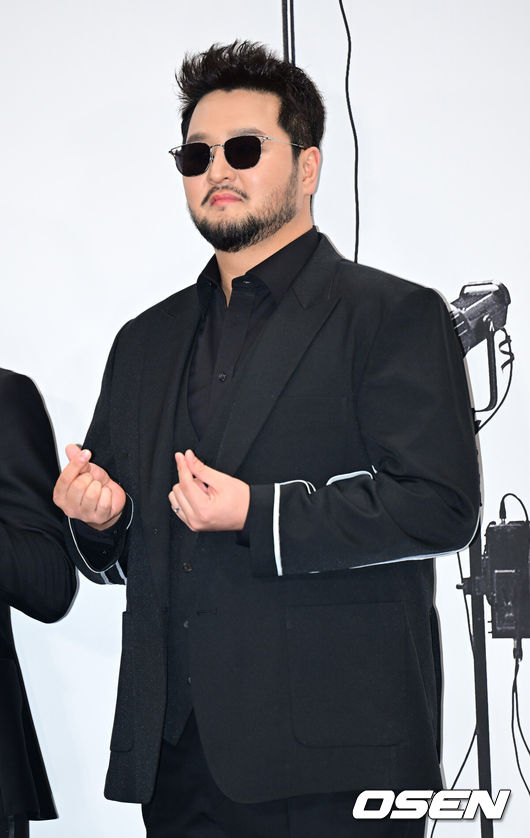 [OSEN=김성락 기자] 30일 오후 서울 여의도 KBS홀에서 ‘데뷔 30주년 특집 딴따라 JYP’ 포토월 행사가 열렸다. 이날 행사에는 가수 박진영, god, 비, 2PM, 원더걸스, 트와이스가 참석했다.god 김태우가 포즈를 취하고 있다. 2024.08.30  / ksl0919@osen.co.kr