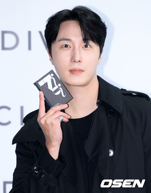 [OSEN=이대선 기자] 17일 오후 서울 신세계백화점 강남점에서 뷰티 브랜드의 리브랜딩 패션쇼 행사가 열렸다.이날 행사에서는 정일우, 나인우, 김현진, 리사, 안젤리나 다닐로바, 심소영, 고보결, 강훈, 유리 등이 참석해 자리를 빛냈다.배우 정일우가 포즈를 취하고 있다. 2024.10.17 /sunday@osen.co.kr