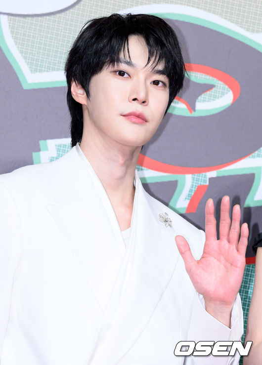 [OSEN=이대선 기자] 25일 오후 인천 중구 인스파이어 리조트 그랜드 볼룸에서 2024 SBS 가요대전 레드카펫 행사가 열렸다.이번 ‘가요대전’에는 8년 만에 돌아온 지드래곤을 비롯해 키(KEY), 2NE1, NCT 127, NCT DREAM, Stray Kids (스트레이 키즈), (여자)아이들, ATEEZ(에이티즈), WayV, ITZY, 투모로우바이투게더, 이영지, CRAVITY, TREASURE(트레저), aespa, ENHYPEN(엔하이픈), IVE, NMIXX, LE SSERAFIM, 뉴진스(NewJeans), BOYNEXTDOOR, ZEROBASEONE, 라이즈(RIIZE), TWS 투어스), NCT WISH, 아일릿(ILLIT), BABYMONSTER, NEXZ, izna(이즈나)까지 총 29팀이 출연한다.그룹 NCT 도영이 레드카펫을 밟고 있다. 2024.12.25 /sunday@osen.co.kr