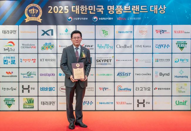 김기태 보람상조라이프 대표이사가2025대한민국 명품브랜드 대상을 수상한 뒤 기념촬영을 하고 있다. [사진제공=보람그룹]