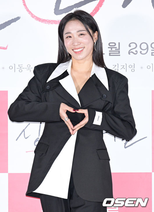 [OSEN=조은정 기자] 영화 '싱글 인 서울(감독 박범수)’ 언론배급시사회 및 기자간담회가 14일 서울 광진구 롯데시네마 건대입구에서 열렸다.배우 이미도가 포즈를 취하고 있다. 2023.11.14 /cej@osen.co.kr