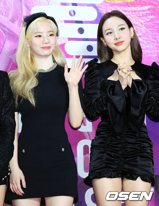 [OSEN=조은정 기자] 30일 오후 서울 구로구 고척스카이돔에서 제29회 하이원서울가요대상(2020 서가대) 시상식 레드카펫 행사가 열렸다.그룹 TWICE(트와이스) 다현, 나연이 포즈를 취하고 있다. /cej@osen.co.kr