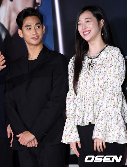 [OSEN=최규한 기자] 배우 김수현과 최진리(설리)가 27일 오후 서울 행당동 CGV왕십리에서 열린 영화 '리얼' (감독 이사랑) VIP시사회에 참석해 포즈를 취하고 있다. /dreamer@osen.co.kr