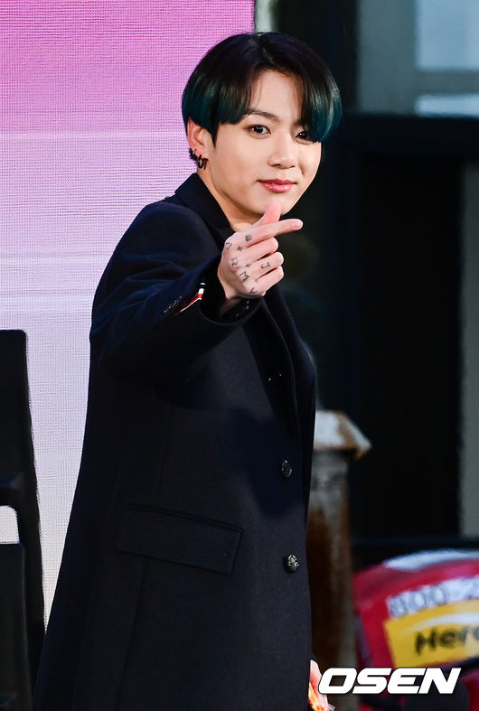 [OSEN=뉴욕(미국) 박준형 기자] 그룹 방탄소년단(BTS)이 22일(한국시간) 미국 뉴욕 록펠러 플라자(Rockefeller Plaza) 야외광장에서 팬들과 첫 만남을 가졌다.정규 4집 공개 직후 첫 일정으로 미국 NBC 유명 모닝 토크쇼 '투데이 쇼(TODAY SHOW)'에 출연, 뉴욕 록펠러 플라자에서 팬들을 만난 것.이번 앨범은 '영혼의 지도', 즉 진정한 자아를 찾기 위한 여정을 다룬 '맵 오브 더 솔'(MAP OF THE SOUL) 연작 두 번째 음반이다. 지난해 4월 발매된 미니앨범 '맵 오브 더 솔: 페르소나'를 잇는다.방탄소년단 정국이 팬들에게 인사를 하고 있다./ soul1014@osen.co.kr