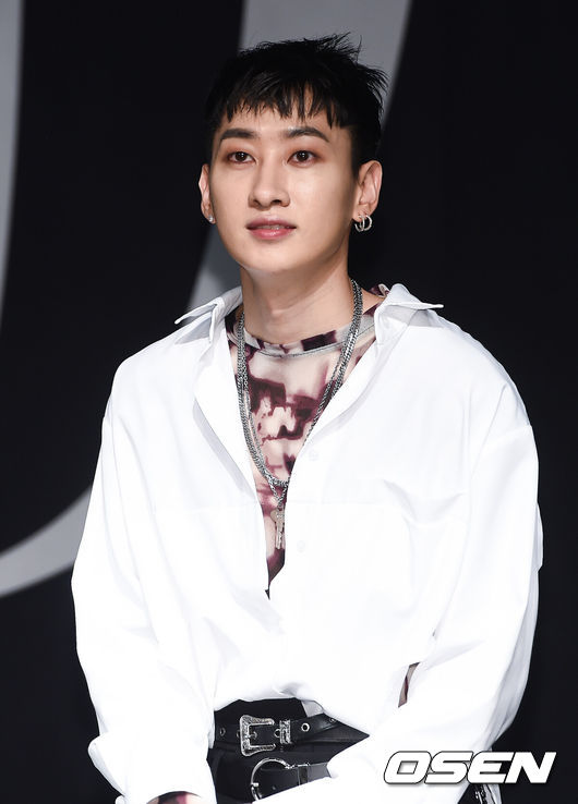 [OSEN=박준형 기자]슈퍼주니어 D&E가 14일 오후 서울 올림픽공원 올림픽홀 뮤즈라이브에서 슈퍼주니어 D&E '미니 3집앨범 발매 및 첫 단독 콘서트'(SUPER JUNIOR-D&E CONCERT) 기자회견이 진행됐다.슈퍼주니어 은혁이 미소 짓고 있다. / soul1014@osen.co.kr