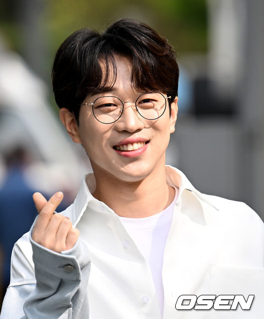 [OSEN=김성락 기자] 2일 오후 서울 상암동 SBS프리즘타워에서 ‘더트롯쇼’ 녹화 출근길 행사가 열렸다. 가수 안성훈이 취재진을 향해 포즈를 취하고 있다. 2022.05.02 /ksl0919@osen.co.kr