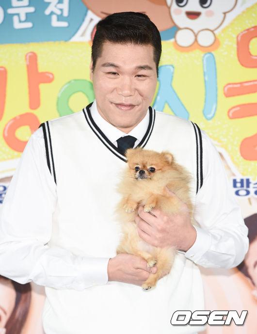 [OSEN=박준형 기자] 6일 서울 상암동 SBS 프리즘타워 컨퍼런스홀에서 SBS플러스 ‘개판 5분 전, 똥강아지들’ 제잘발표회가 진행됐다.아이와 강아지의 로맨스가 따뜻하게 그려질 ‘개판 5분 전, 똥강아지들’은 반려동물 1000만 시대에 아이와 강아지가 평화롭게 공존 할 수 있는 방법을 함께 고민해보고 이들이 함께 할 때 더욱 커지는 기쁨을 담은 프로그램.서장훈이 포즈를 취하고 있다. / soul1014@osen.co.kr