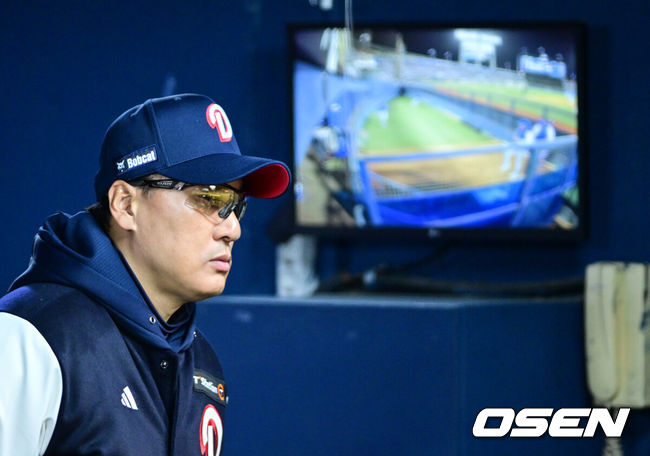 [OSEN=잠실, 조은정 기자]콜어빈과 후라도의 명품 투수전 승자는 강승호의 천금 3루타를 등에 업은 두산 베어스였다.프로야구 두산 베어스는 28일 서울 잠실구장에서 열린 2025 신한 SOL뱅크 KBO리그 삼성 라이온즈와의 시즌 첫 맞대결에서 2-0으로 승리했다.두산 이승엽 감독이 경기를 지켜보고 있다. 2025.03.28 /cej@osen.co.kr