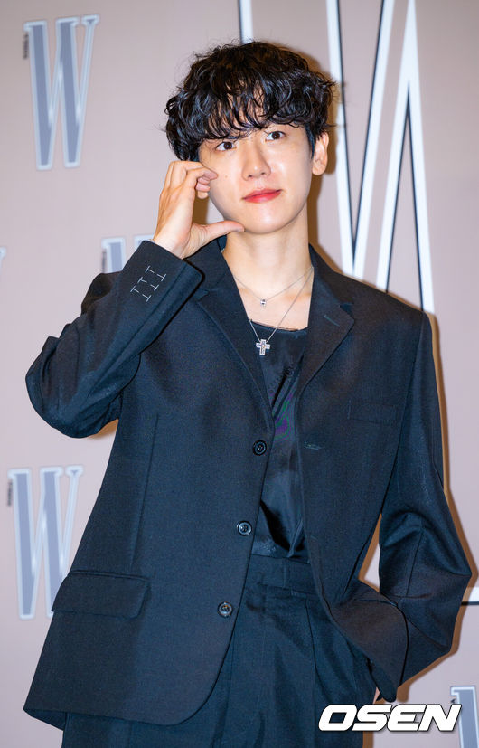 [OSEN=민경훈 기자] 14일 오후 서울 종로구 포시즌스 호텔 서울 그랜드볼룸에서 제19회유방암인식 향상 캠페인 자선 행사 포토월이 진행됐다.유방암 인식 향상 및 기념하기 위해 매년 열리는 이 자선 파티에는 수많은 연예인 셀럽들이 참석해 자리를 빛냈다.엑소 백현이 포토타임을 갖고 있다. 2024.10.14 / rumi@osen.co.kr