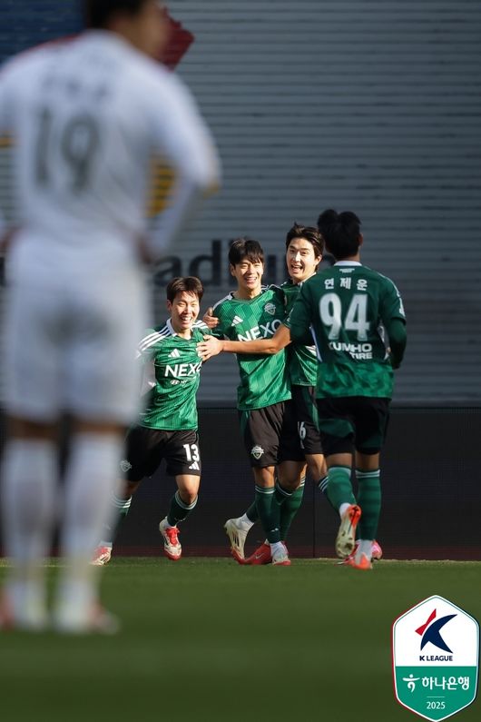 [사진] 강상윤과 전북 선수단 / 한국프로축구연맹