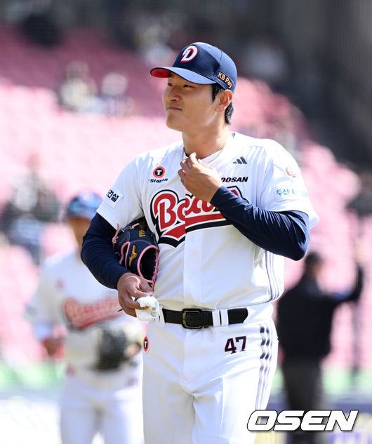 [OSEN=잠실, 지형준 기자] 13일 오후 서울 잠실야구장에서 2025 신한 SOL뱅크 KBO 리그 시범경기 두산 베어스와 KIA 타이거즈의 경기가 열렸다.KBO리그 10개 구단은 오는 18일까지 시범경기 10경기를 소화한다. 2025시즌 개막전은 오는 22일 개최된다.3회초 수비에서 1실점을 허용한 두산 곽빈이 아쉬워하고 있다. 2025.03.13 / jpnews@osen.co.kr