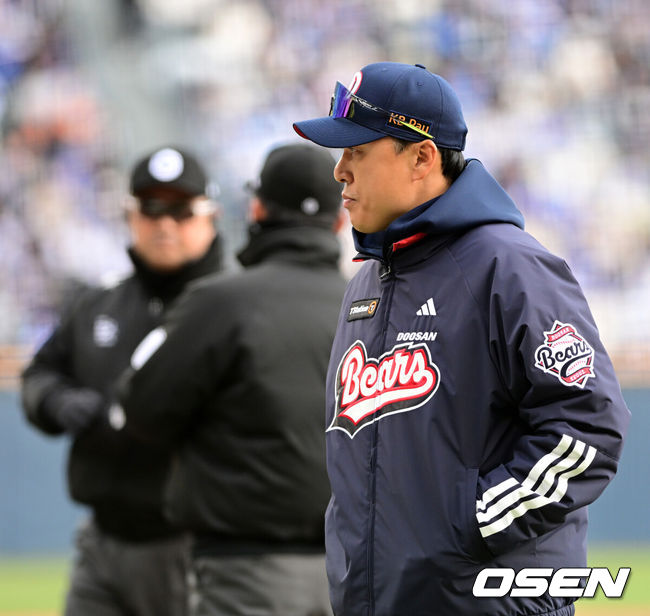 [OSEN=잠실, 지형준 기자] 프로야구 삼성 라이온즈가 주말 3연전을 위닝 시리즈로 장식했다.삼성은 30일 잠실구장에서 열린 두산과의 원정 경기에서 선발 데니 레예스의 호투와 이재현의 적시타를 앞세워 3-2로 승리했다.9회초 무사에서 삼성 강민호가 내야안타를 날렸다. 이 과정에서 두산 이승엽 감독이 강민호의 오버런 아웃을 지적하며 4심 합의판정을 요청하고 있다. 2025.03.30 