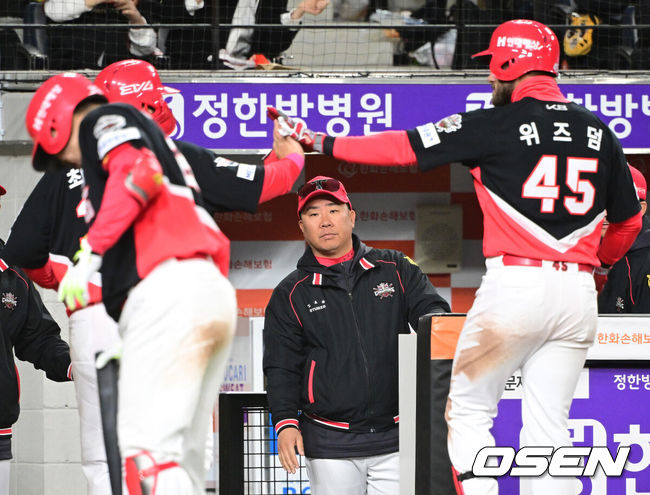 [OSEN=대전, 최규한 기자] 28일 오후 대전 한화생명 볼파크에서 ‘2025 신한 SOL Bank KBO리그’ 한화 이글스와 KIA 타이거즈의 경기가 열렸다.대전 신구장 첫 공식경기를 갖는 홈팀 한화는 코디 폰세, 방문팀 KIA는 제임스 네일을 선발로 내세웠다.4회초 1사 3루 상황 KIA 위즈덤의 선제 1타점 희생플라이 때 최형우가 홈을 밟았다. 최형우-위즈덤을 맞이하는 KIA 이범호 감독. 2025.03.28 / dreamer@osen.co.kr