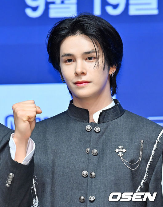 [OSEN=민경훈 기자] 19일 오전 Mnet 예능 '로드 투킹덤: ACE OF ACE' 제작발표회가 서울시 강남구 논현동 엘리에나호텔 컨벤션홀에서 열렸다.이 프로그램은 K-POP 보이그룹 라이징 프로젝트로, 실력과 잠재력을 갖추고 있는 그룹들을 재조명하는 서바이벌이다.크래비티 세림이 포토타임을 갖고 있다. 2024.09.19 / rumi@osen.co.kr