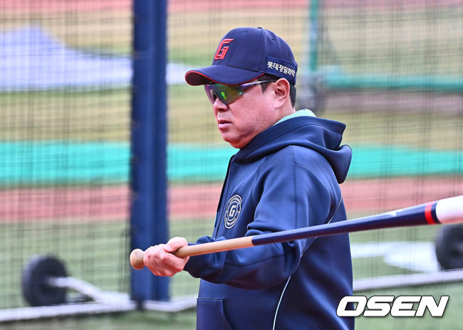 [OSEN=부산, 이석우 기자] 롯데 김태형 감독이 선수들의 훈련을 지켜보고 있다. 2025.03.28 / foto0307@osen.co.kr